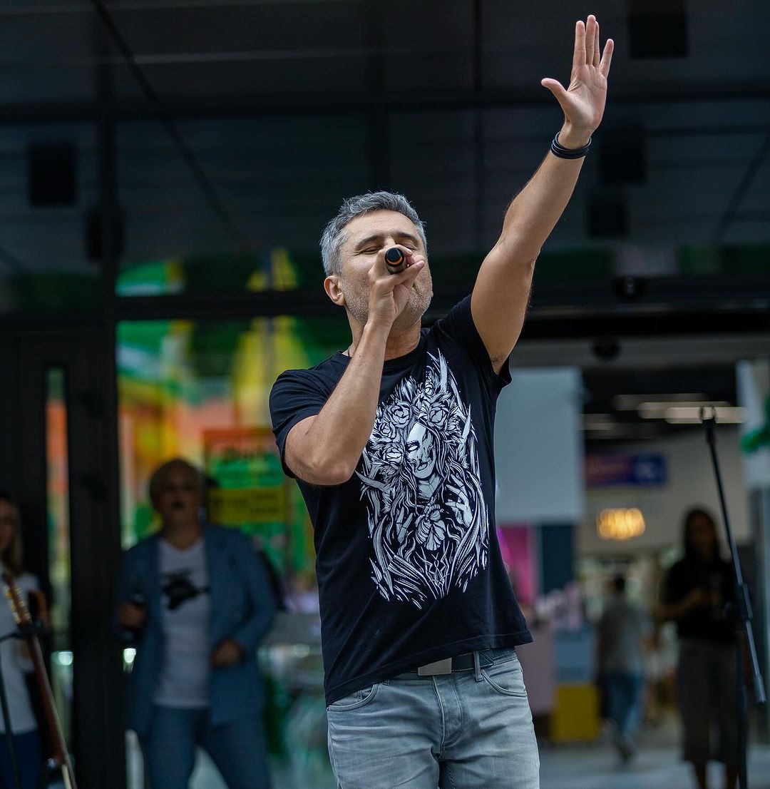 "Воно показує свою суть". Відомий співак висловився про Винника та інших зірок-втікачів